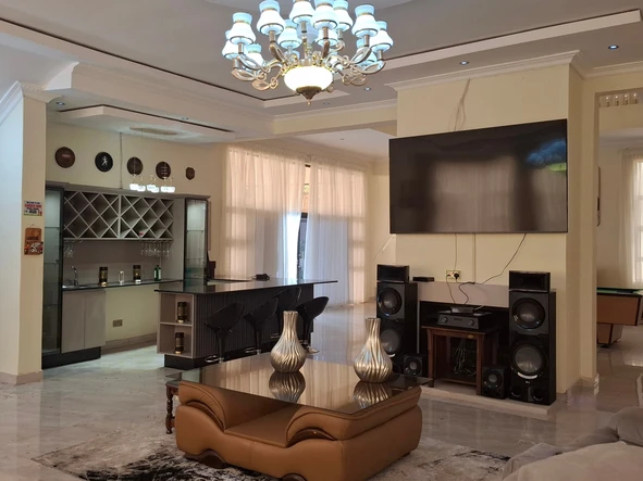 6 Bedroom House